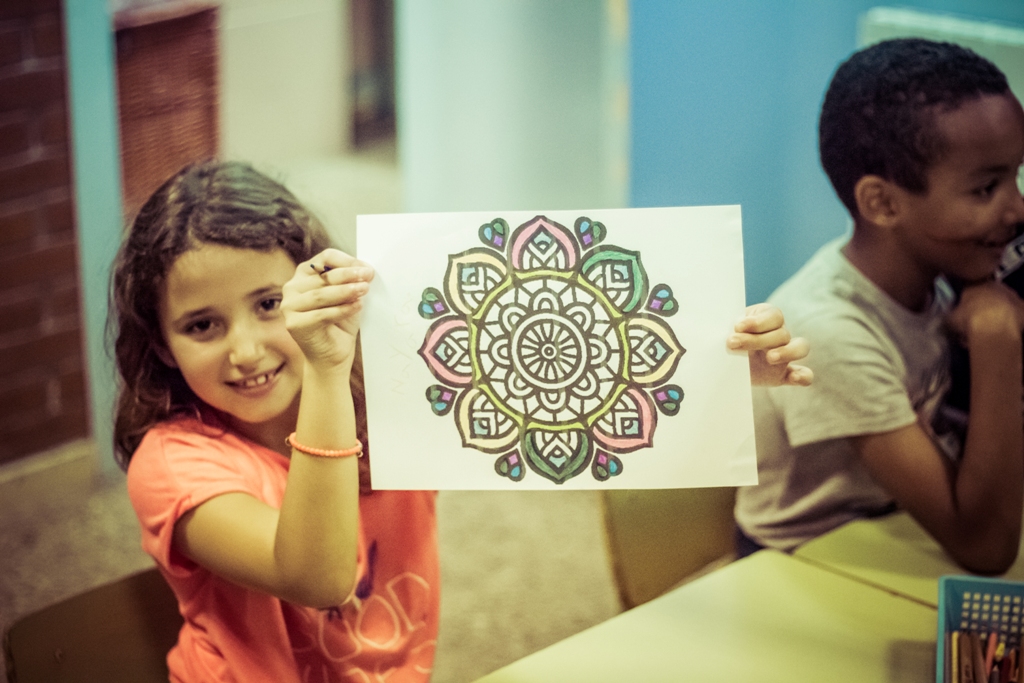 Infants participant en una activitat artística al centre de La Llumeneta